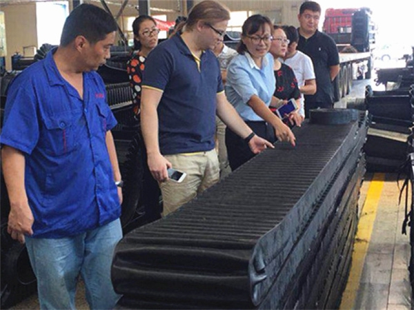 俄罗斯客户参观挡边边生产并洽谈合作事宜