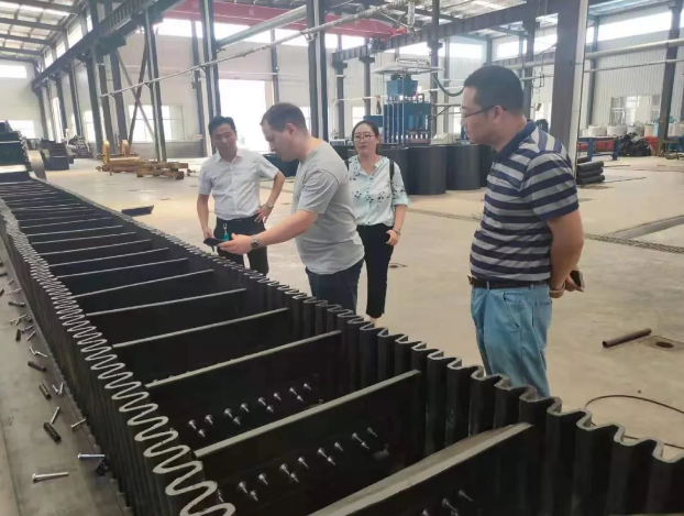 91免费观看网站大倾角输送带生产现场